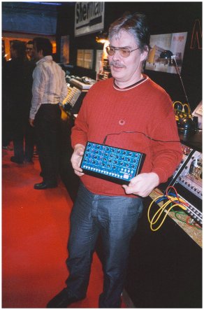 Manfred Fricke mit dem MFB Synth II