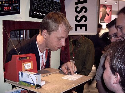 Herr schneider an der Kasse