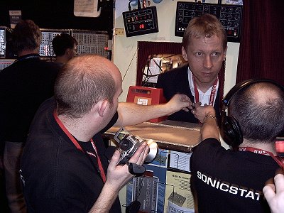 Andreas wird verkabelt, Video dazu unter www.sonicstate.com